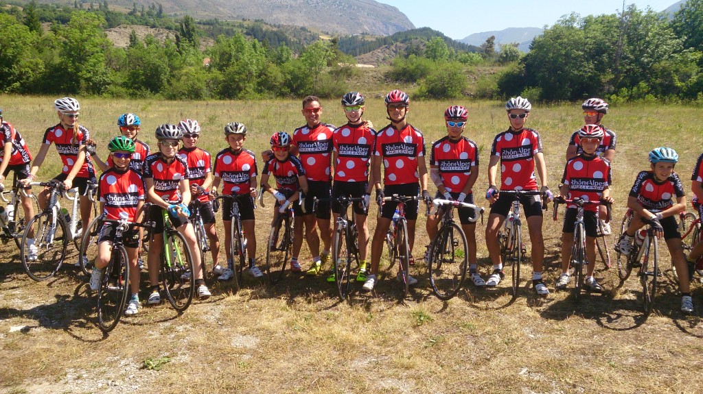 Photo de groupe avec les minimes et féminines lors de la première journée "jeunes cyclistes".