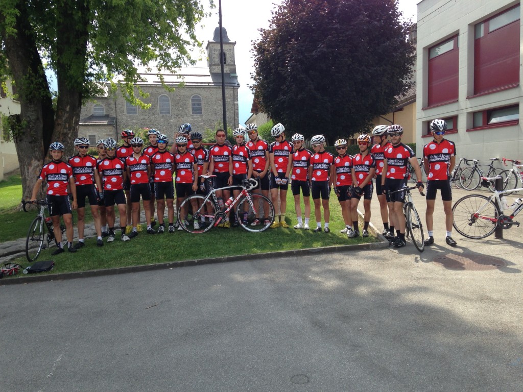 Photo de groupe avec les cadets, juniors et espoirs lors de la seconde journée "jeunes cyclistes".