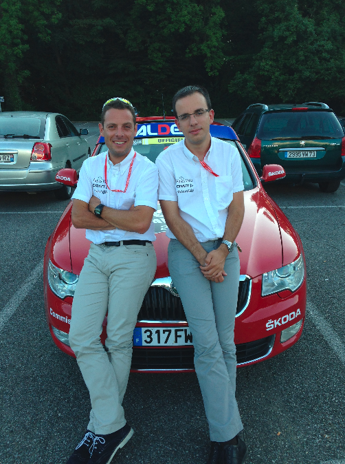 Mickaël et son chauffeur posant devant leur voiture du Tour de l'Avenir 2014.